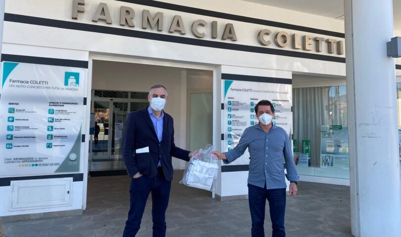 Il dottor Coletti, dell'omonima farmacia, e Flavio Tani, vicesindaco di Calcinaia