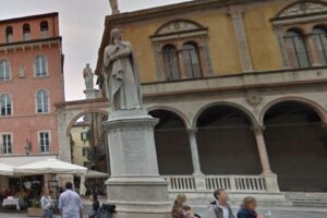 Dante Alighieri, Piazza dei Signori Verona