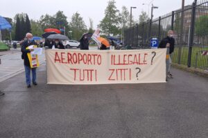 Aeroporto di Firenze 29 aprile 2021, la protesta