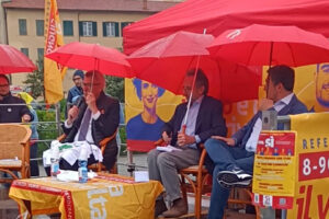 Landini in Piazza Vittorio Emanuele a Pisa per il referendum di giugno.