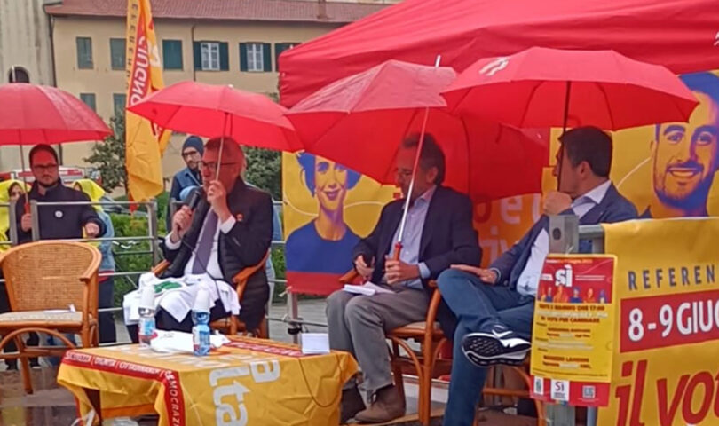 Landini in Piazza Vittorio Emanuele a Pisa per il referendum di giugno.